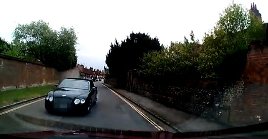 Лобовое столкновение Bentley попало на видео/