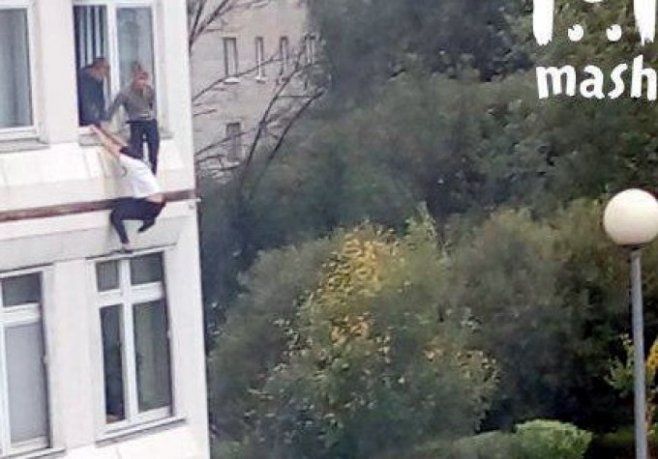 Atacul cu focuri de armă dintr-o şcoală din Moscova, filmat. Sunt răniţi