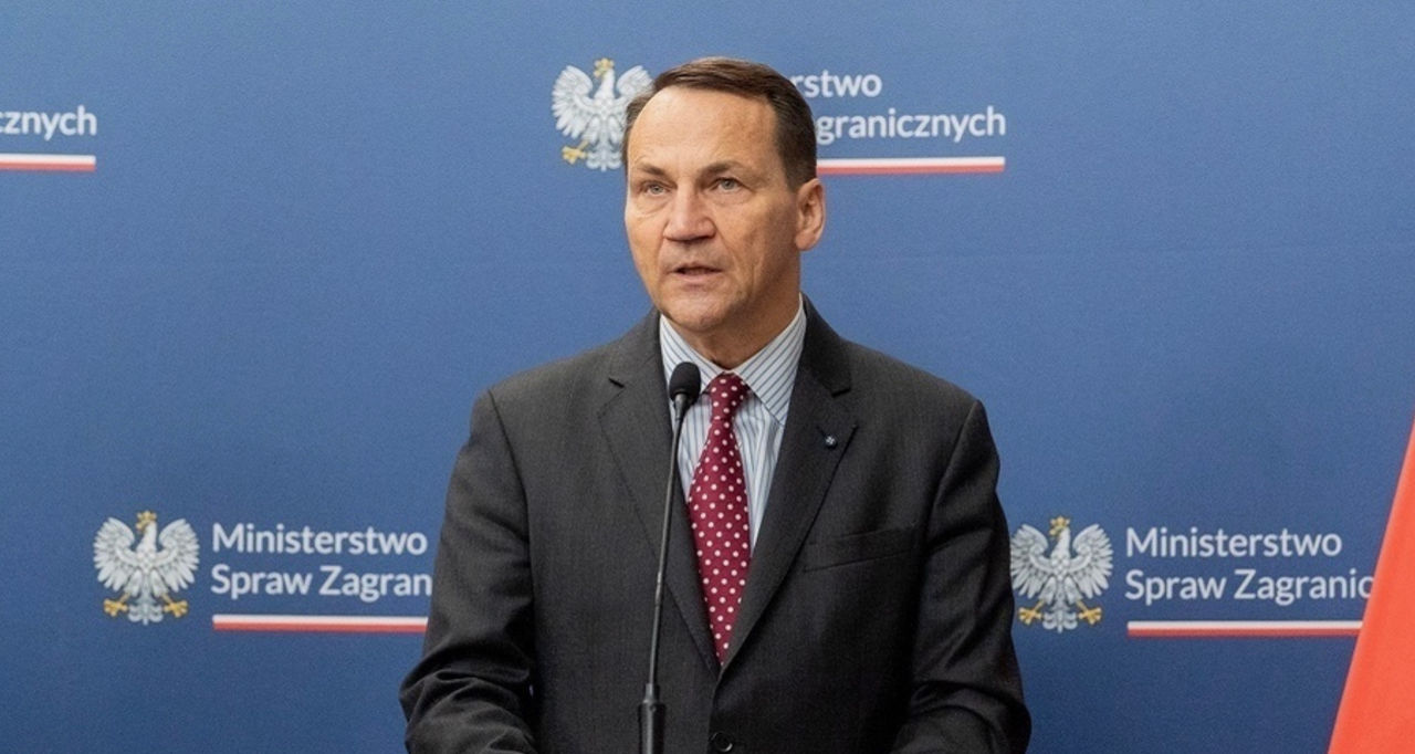 Sikorski avertizează Spania că Rusia încearcă să o influențeze.
