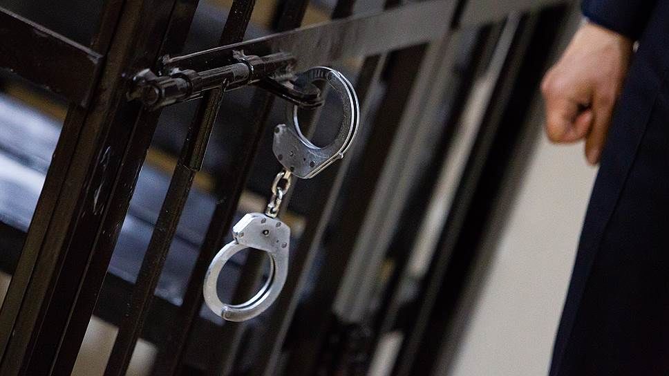 Тверской суд Москвы санкционировал вчера заочный арест четырех уроженцев Молдовы, обвиняемых в организации преступного сообщества.