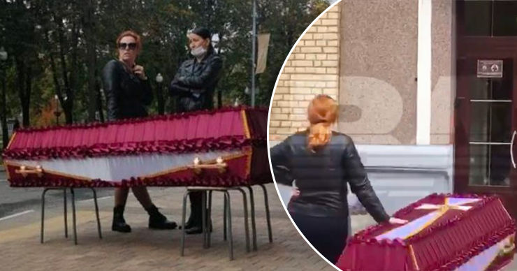 В Балашихе женщина привезла гроб с телом сестры к администрации. Коллаж: Point.md