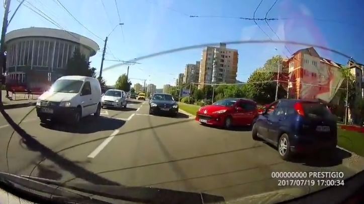 Un șofer haotic: A intrat invers în sensul giratoriu