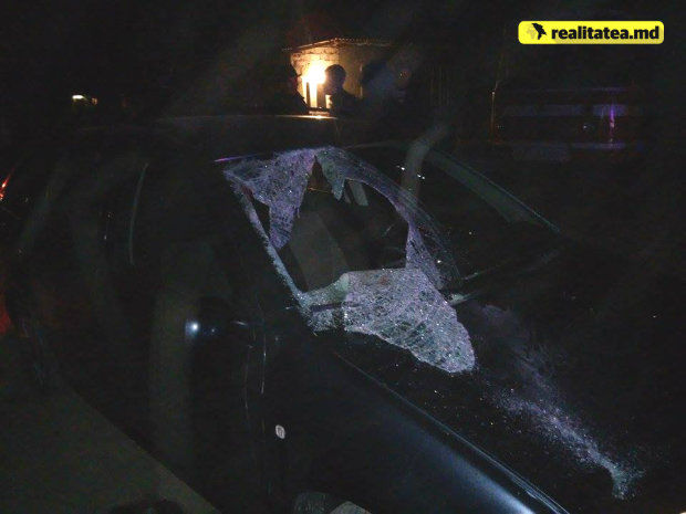 Femeia a ajuns pe parbriz, iar martorii spun că ea a fost târâtă de mașină aproximativ 100 de metri. Foto: realitatea.md