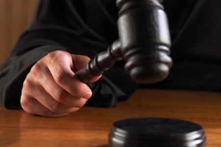 Закон, согласно которому судьи, подозреваемые в коррупции или злоупотреблении служебными полномочиями, лишаются иммунитета, не противоречит Конституции.