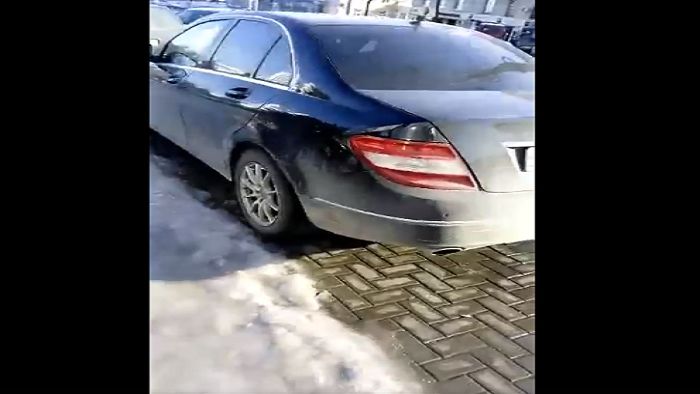 Mașini parcate pe trotuar: Pietonii, nevoiți să meargă pe gheață