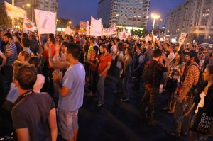 Manifestanţii au organizat un marş prin centrul Capitalei României, apoi au revenit la Universitate, unde au scandat “Uniţi, salvăm Roşia Montană”.