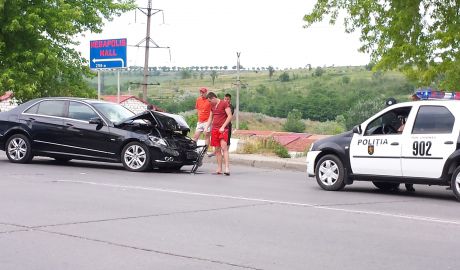 Trei automobile au intrat în coliziune ceva timp în urmă la intersecţia străzilor Nicolae Milescu-Spătaru şi Ion Dumeniuc. Foto: jurnal.md