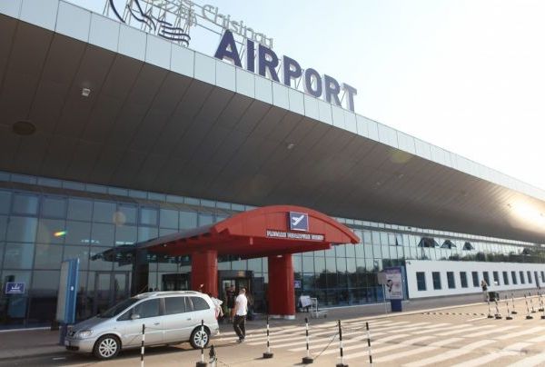 Оружие было найдено во время проверки в аэропорту.