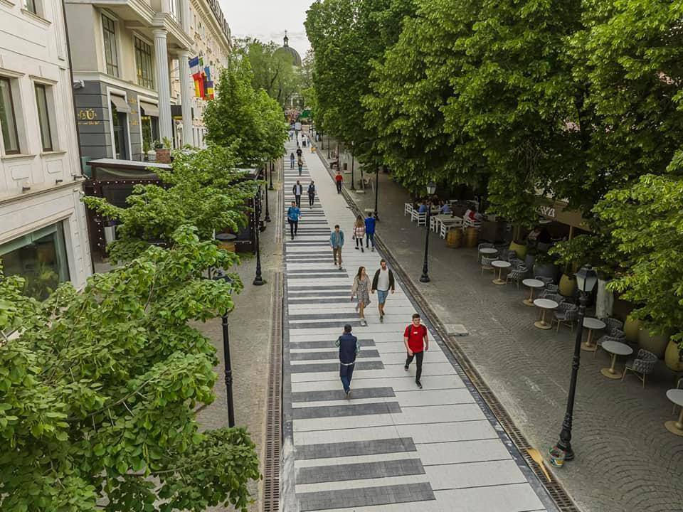 Опубликованы фото пешеходной аллеи в центре Кишинева с высоты птичьего полета.
