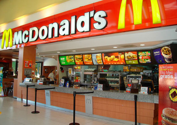 McDonald’s начал осваивать ресторанное обслуживание.