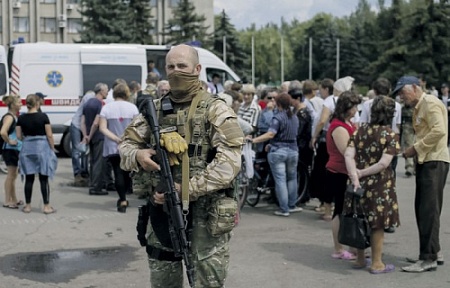 украинский кризис. ополченцы, порошенко В Славянск привезли гуманитарную помощь.	Фото Reuters