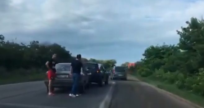 На Балканском шоссе произошло ДТП: столкнулись Dacia и Opel.