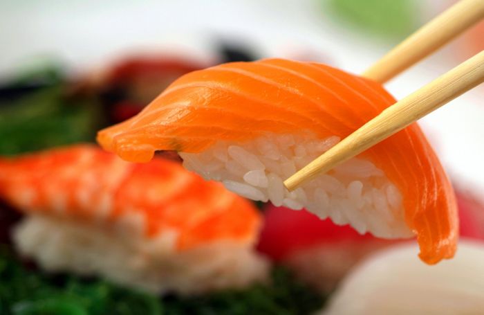 Deşi sushi este cunoscut ca o mâncare sănătoasă, orezul alb nu conţine destule fibre, iar sosul soia este prea sărat.