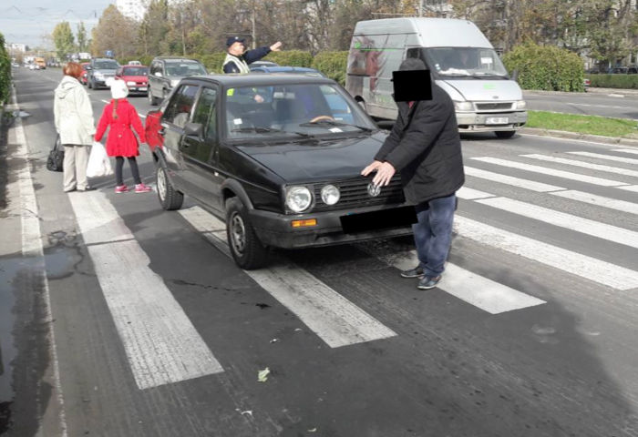 73-летний водитель автомобиля Volkswagen Jetta сбил 75-летнюю женщину на "зебре" на бульваре Дачия. Фото: politiacapitalei.md.