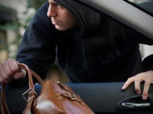 Полиция завела пять уголовных дел за грабежи и кражи.