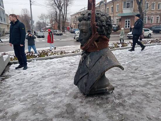 В Днепре демонтировали памятник Пушкину.