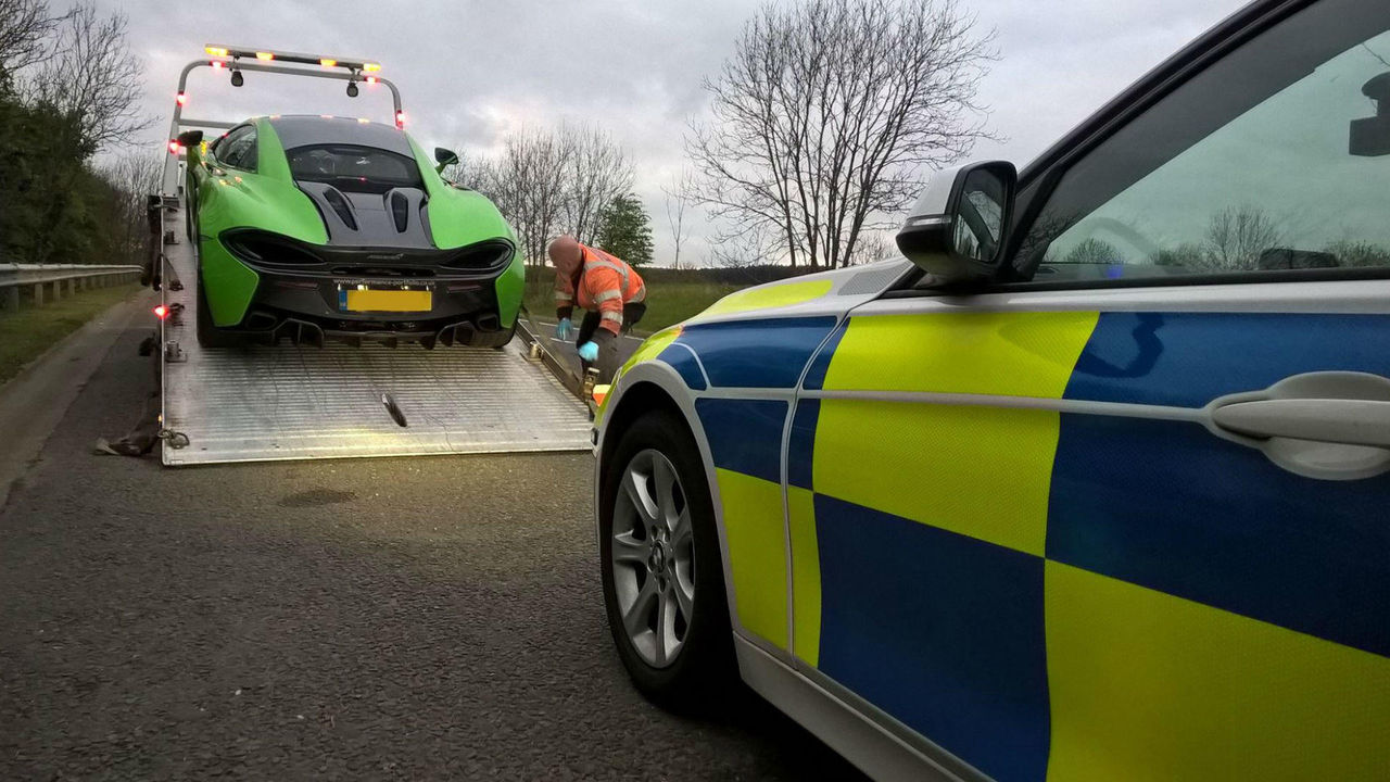 Trei tineri au rămas fără maşini după ce poliţia le-a confiscat. Foto:autoexpert.md