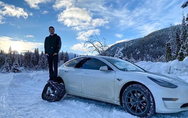Канадец переделал Tesla Model 3 в снегоход.