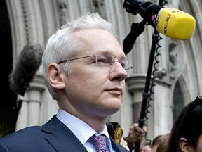 Ассанж находится в посольстве Эквадора с 19 июля 2012 г.