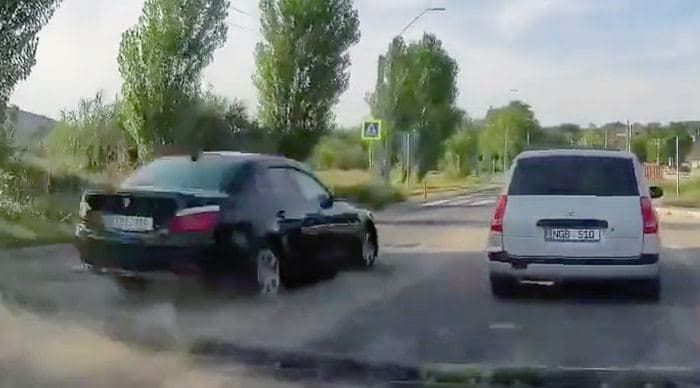 В Яловенах попал на видео любитель скорости в момент выезда на встречную полосу.