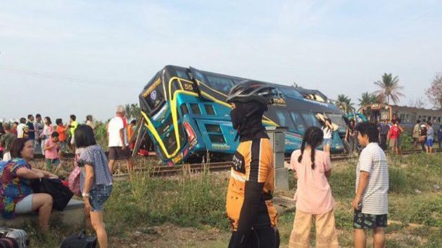 Не менее двух человек стали жертвами ДТП в Таиланде, где поезд столкнулся с автобусом, перевозившим туристов.