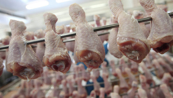 Динамика роста импорта куриного мяса из Украины сказывается негативно на деятельности местных производителей. Фото: rian.com.ua