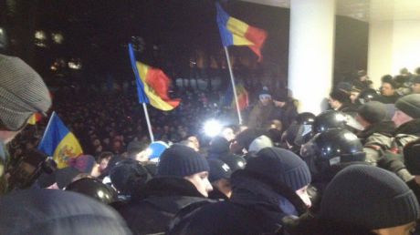 СМИ сообщают, что у здания Парламента РМ дежурят сразу несколько карет скорой помощи.