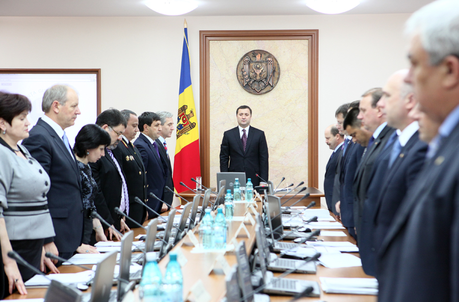 Nicolae Timofti, trebuie să numească un premier interimar din rândul membrilor Cabinetului de miniştri, integritatea cărora nu a fost afectată. 