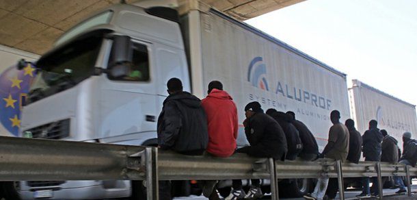 Sute de agenţi ai serviciilor de securitate au fost mobilizaţi pentru dispersarea imigranţilor extracomunitari. Foto: i.guim.co.uk