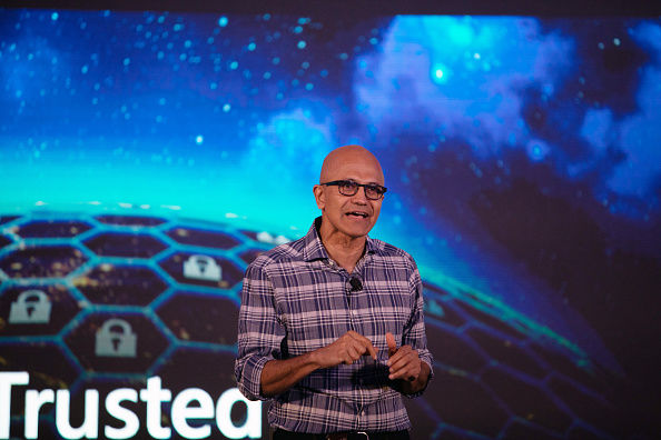 Глава Microsoft продал половину своих акций корпорации.
