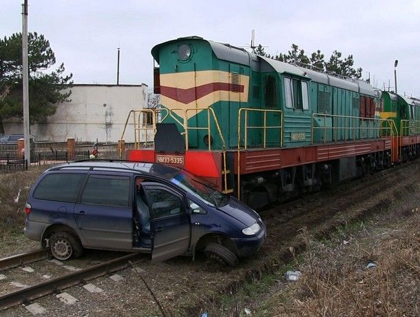 Авария в Приднестровье: локомотив протянул легковушку около 50 метров.