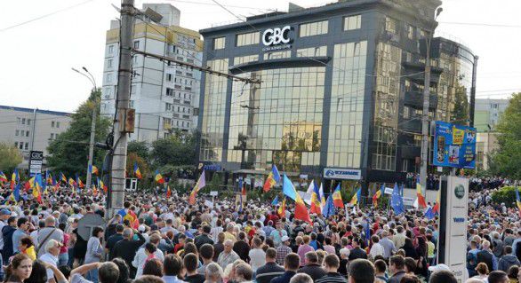 Un grup de tineri au mers către intrare în clădire, acolo unde au lipit mai multe mesaje adresate oligarhului.