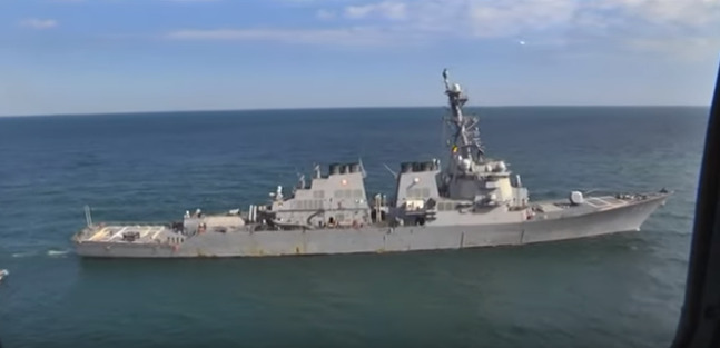 Опубликовано видео наблюдения за американским эсминцем в Черном море.