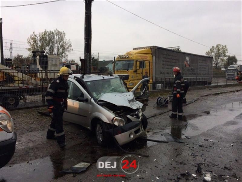 Născut în cămaşă! A scăpat cu viaţă izbindu-se cu maşina într-un pilon. Foto simbol: Ziua de Cluj
