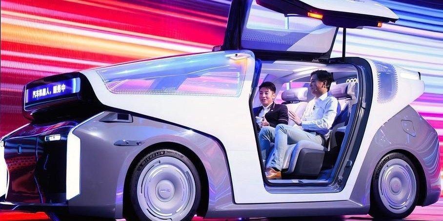 «Китайский Google» показал свой первый автомобиль.