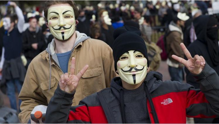 Около тысячи протестующих в масках собрались на Трафальгарской площади в Лондоне.  Фото: © AFP