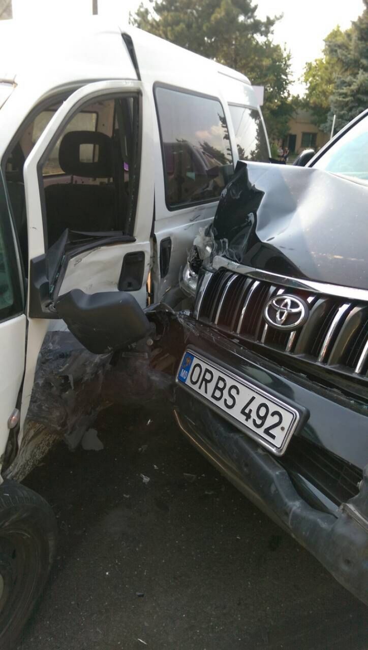 Impact violent la Orhei: Trei persoane au avut de suferit. Foto: unimedia
