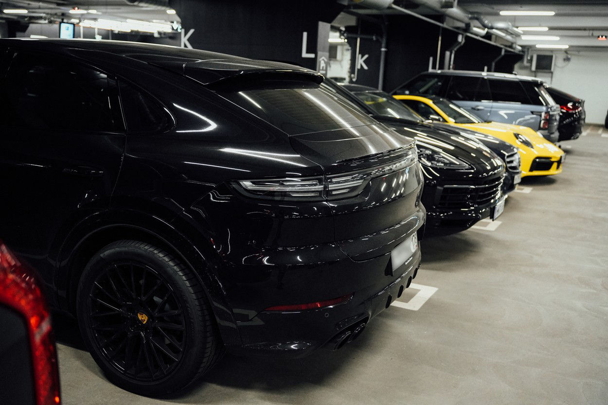 Парковка аэропорта Хельсинки заполнена роскошными автомобилями из России.