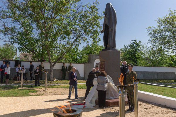 Памятник представляет собой фигуру молящегося, покрытого ритуальным платком. 