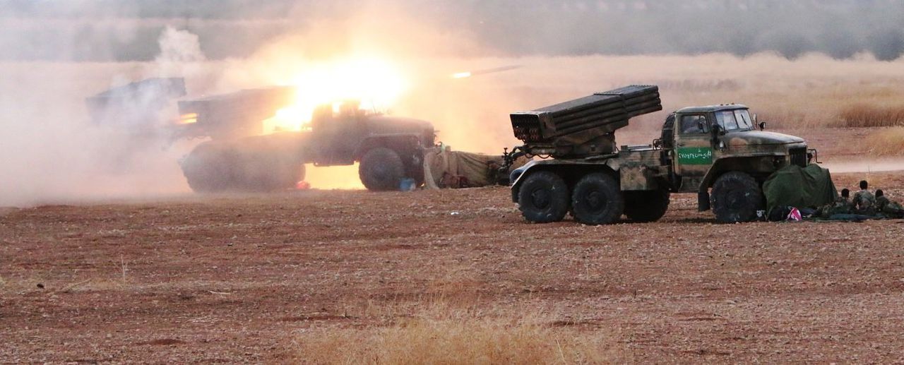 РЗСО "град" сирийской армии ведет огонь по позициям террористов близ поселений на границе провинций Хомс и Хама.
