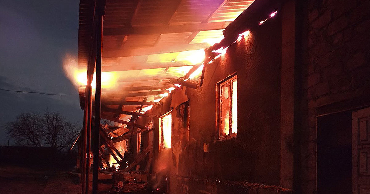 O casă din satul Bârnova, distrusă de flăcări: Salvatorii au prevenit o explozie de proporții.