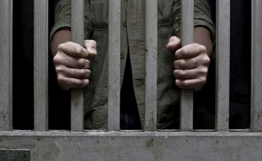 Un militar și complicele acestuia vor sta 7 ani în închisoare pentru comiterea mai multor infracțiuni.