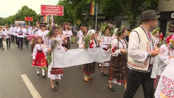 В Оргееве отметили парадом День национального костюма.