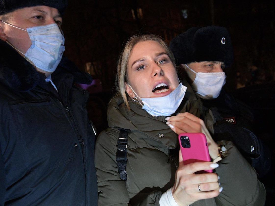 На соратницу Навального завели дело за приезд к отравителю из ФСБ.