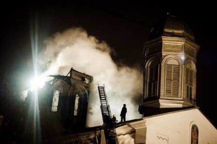Biserica Sfinții Arhangheli Mihail și Gavriil din cadrul complexului monastic din satul Chiștelnița, raionul Telenești, a fost cuprinsă de flăcări în seara zilei de ieri, transmite UNIMEDIA.