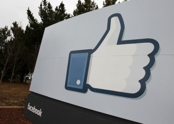 Facebook le cere utilizatorilor fotografii nud. Motivul