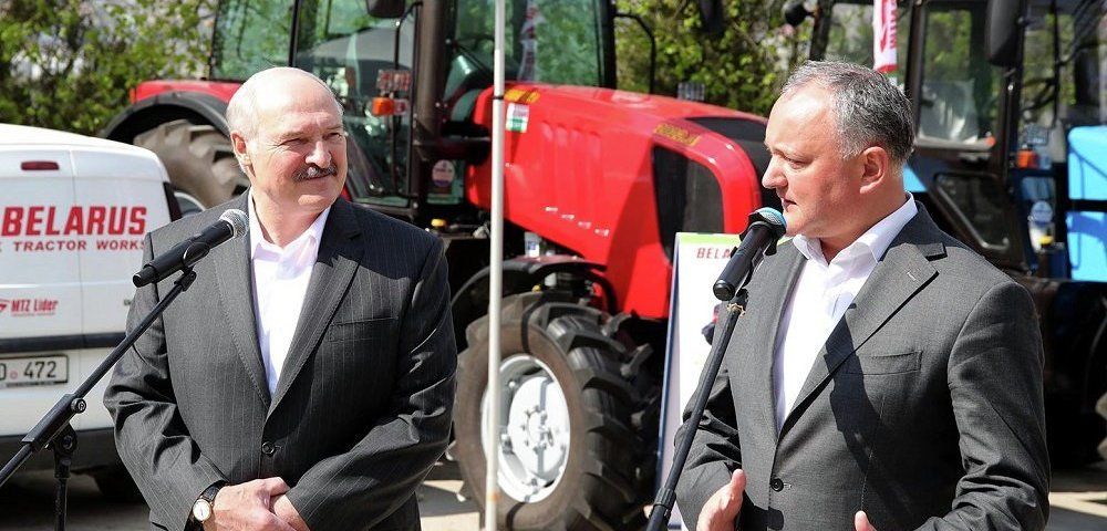 Додон распределяет по республике подаренную Лукашенко технику.