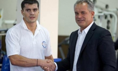 Omul de afaceri Vlad Plahotniuc, prim-vicepreședintele PDM, l-a vizitat ieri pe luptătorul moldovean la K-1, Constantin Țuțu, care la 19 septembrie se va lupta la Gala KOK.