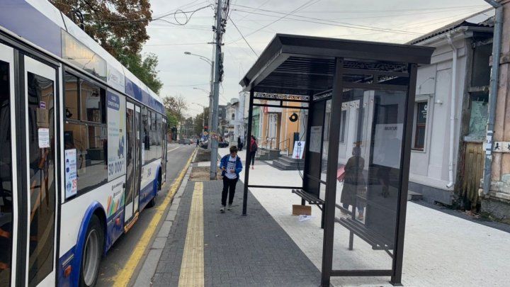 В Кишинёве заменили три остановки общественного транспорта.