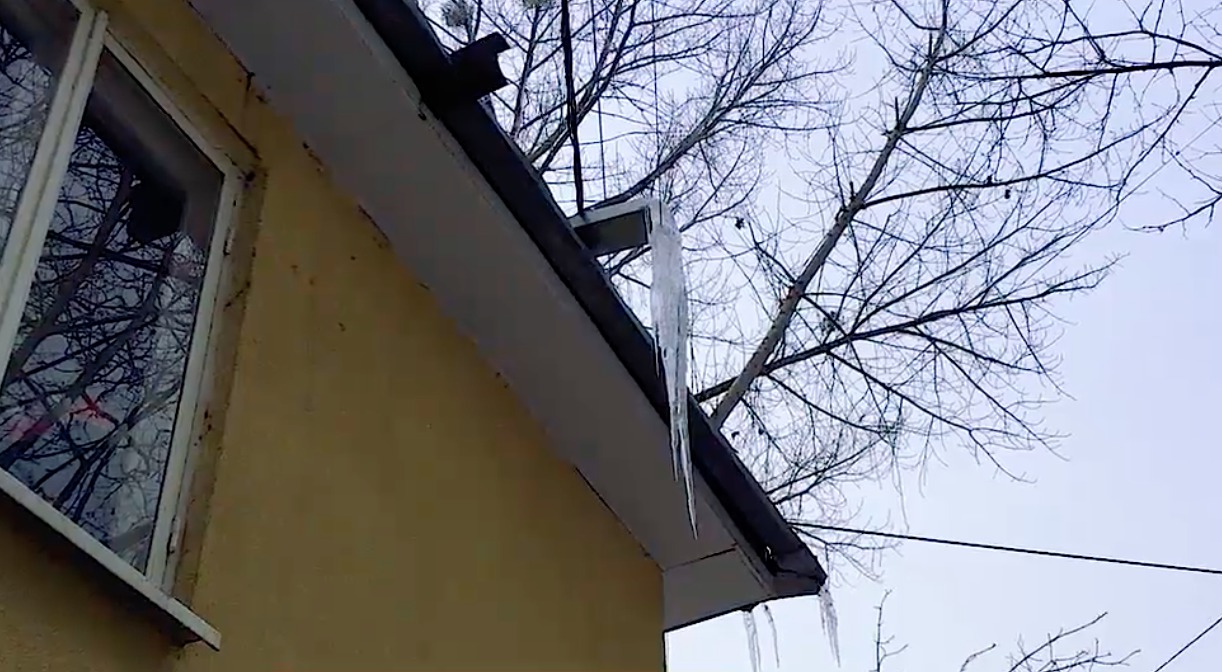 Помимо скользких тротуаров кишиневцам угрожают сосульки.